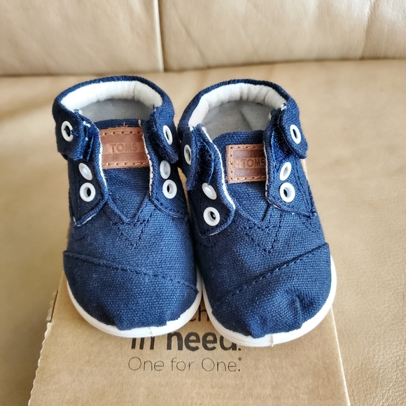 Toms Other - Toms baby canvas shoes. Tiny size 2.